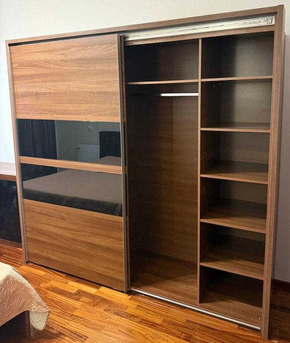 Dressing cu usi glisante; Sifonier cu rafturi si bara; Dulap cu polite