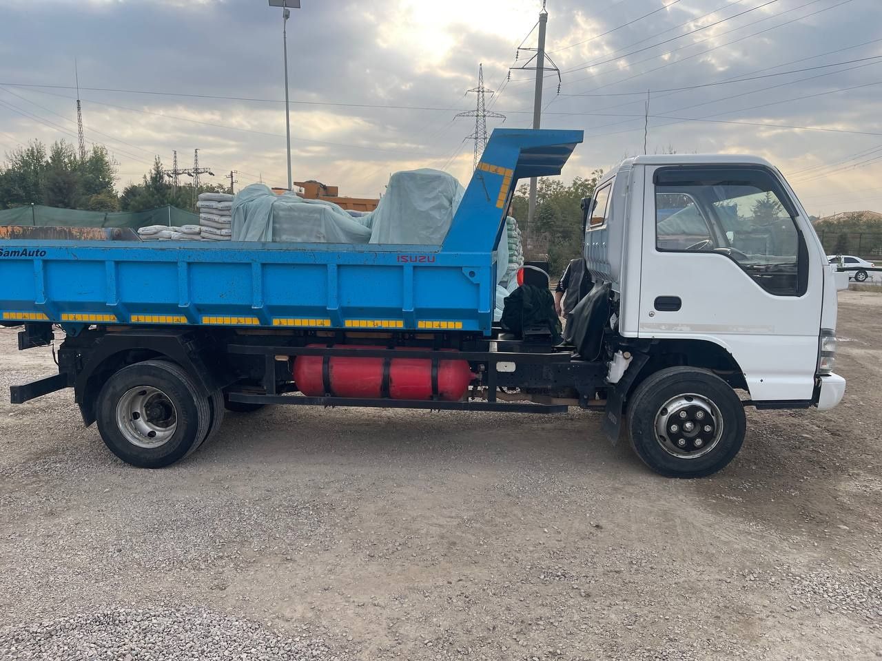 Isuzu samasval 2012