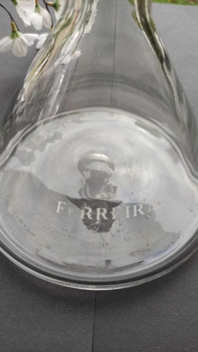 Стъклен декантер с широко дъно