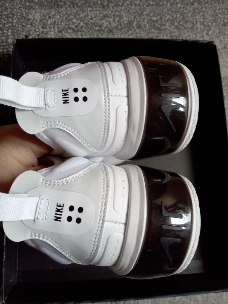 Маратонки Nike нови,40