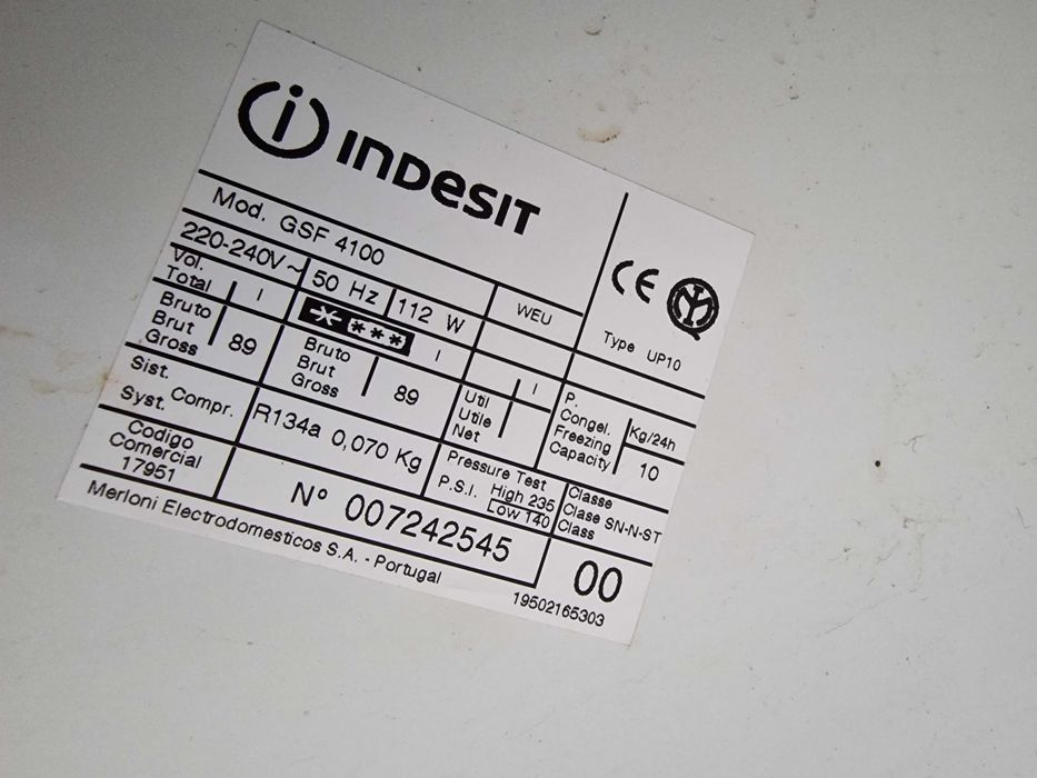 Lada frigorifică cu rafturi