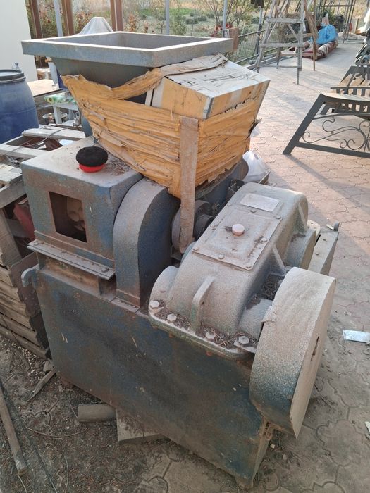 Ko'mir press qiladifan aparat va semichka chaqadigan aparat