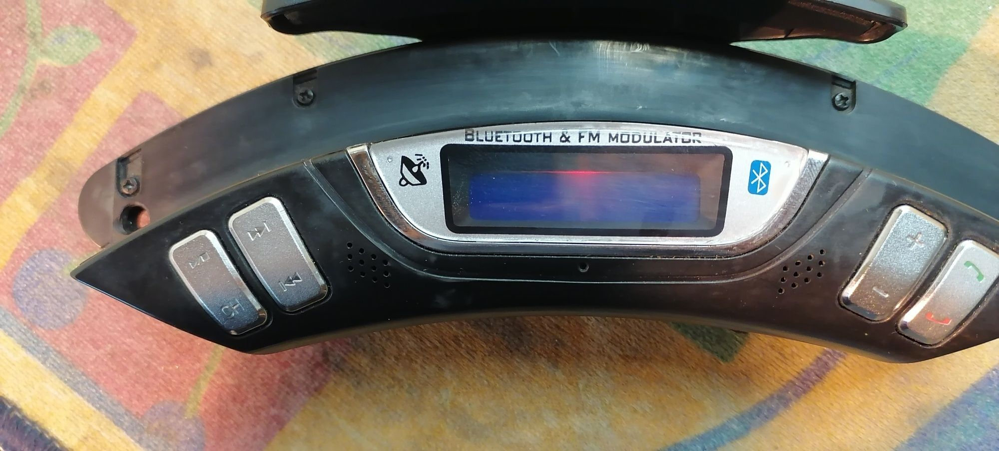 FM Bluetooth Transmitter за волан с хендсфри