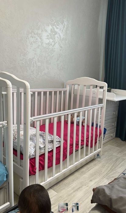 Детская кроватка и пеленальный стол со шкафчиками