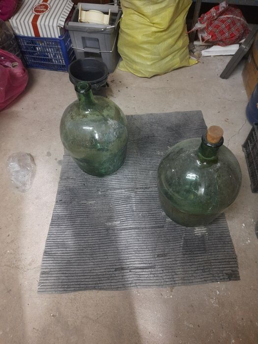 Продаётся бутылку очень старая со времён СССР