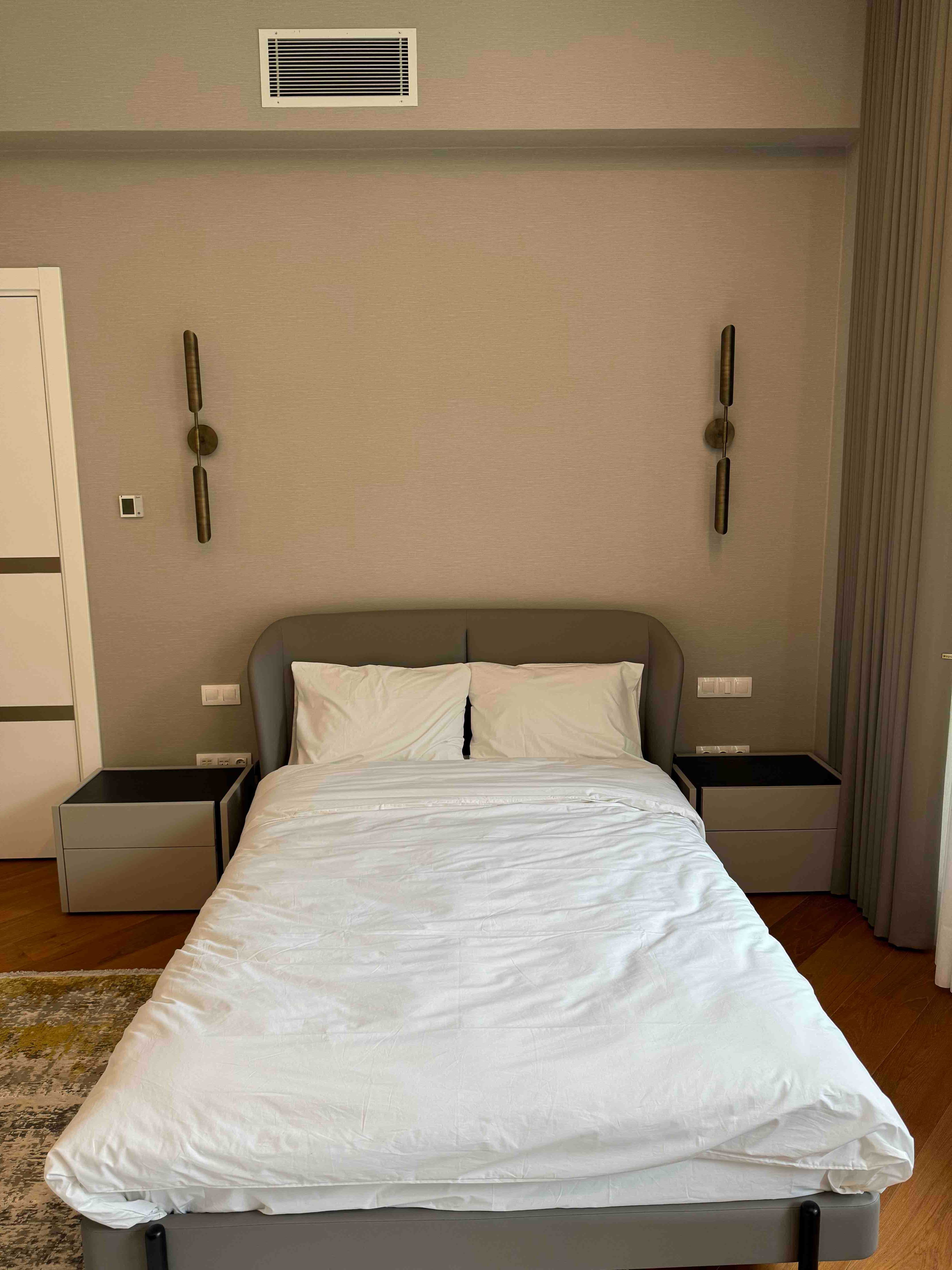 Спальный гарнитур (кровать, 2 тумбочки, матрас, 2 светильника)