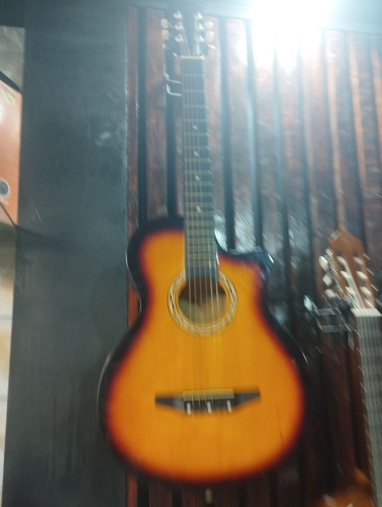 Gitara sotiladi akustika
