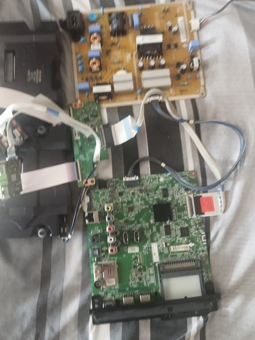 Placa baza LG 108 cm în stare de funcționare.