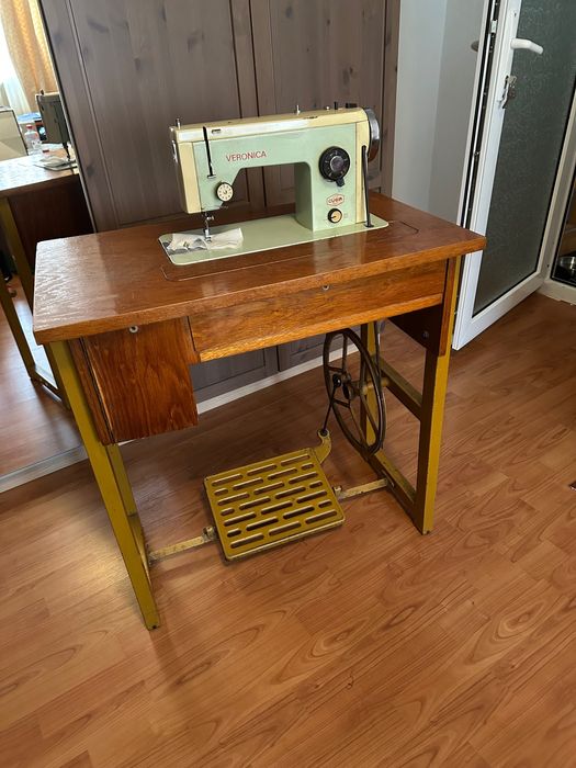 Vând mașină de cusut