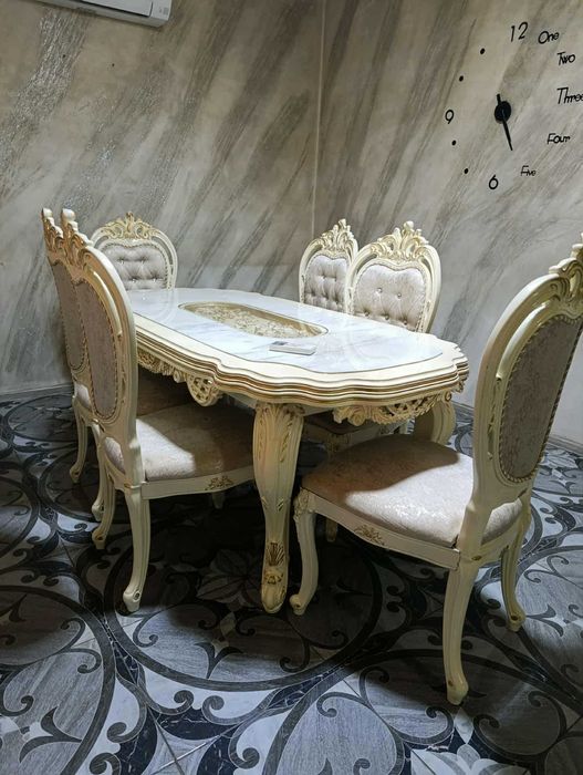 Семейна маса с 6 стола.