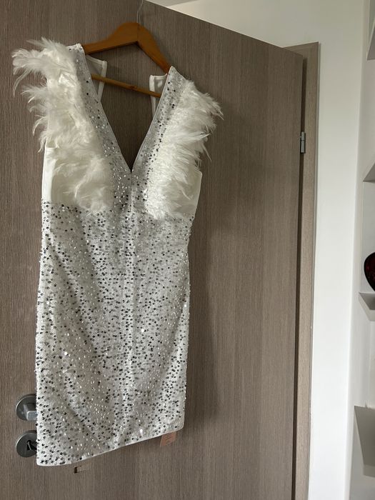 Vând rochiță white party
