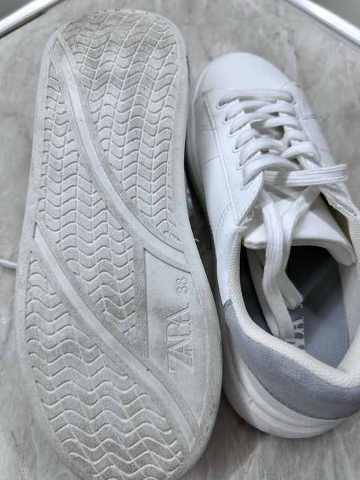 ZARA 38 nomer  Кецовете са употребявани но са доста запазени.