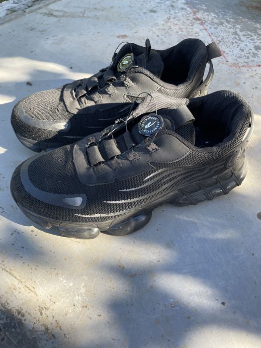 Vand bocanci de santier calitativi, cititi descrierea