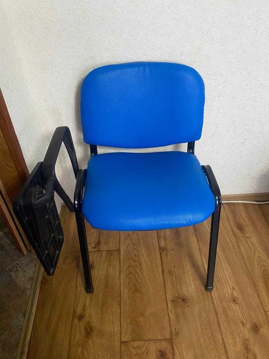 Офисный стул с подставкой для письма