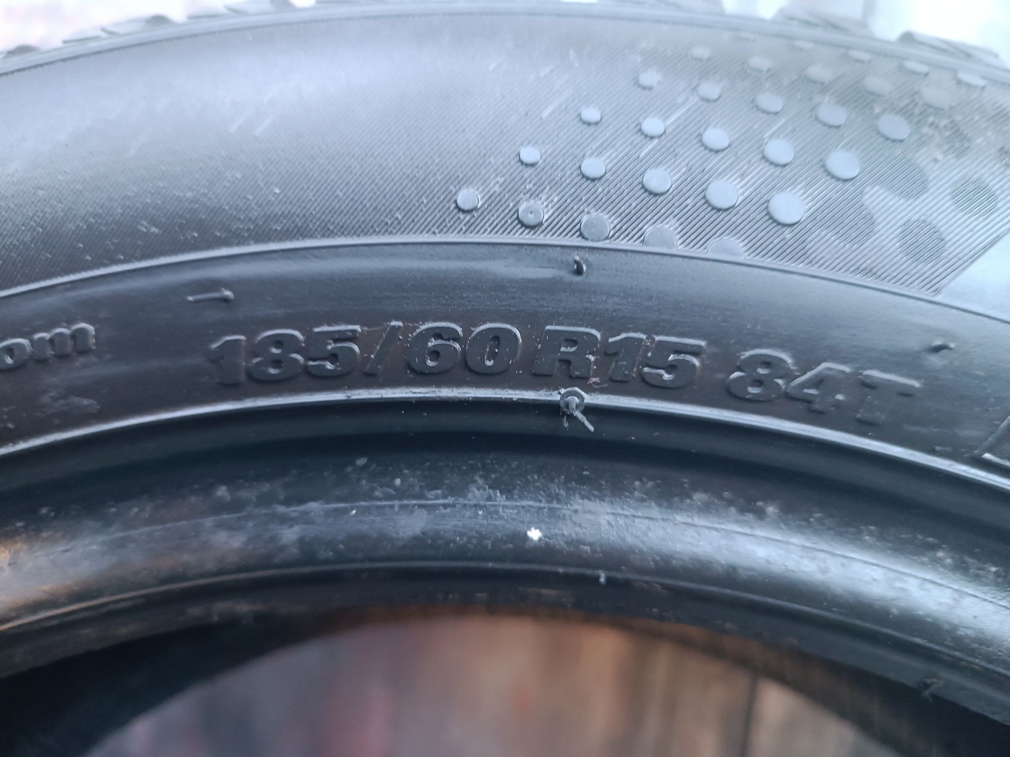 185/60/15 Kumho .