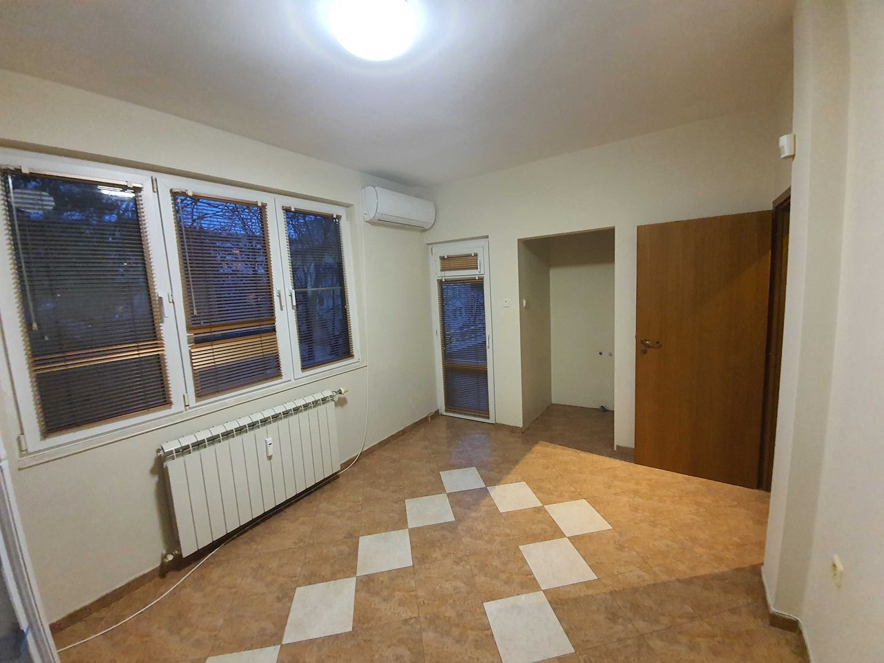 Дава се под наем Тристаен апартамент в София, Изток - 80 кв.м за 561 € - Снимка #11