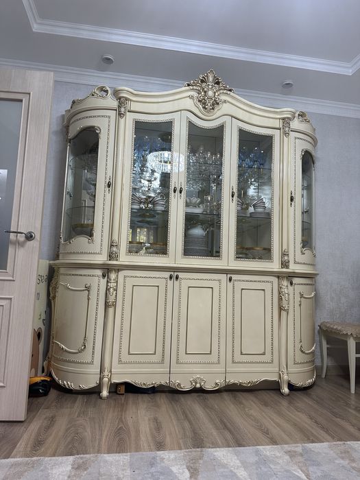 Мебель горка для гостиной в идеальном состоянии