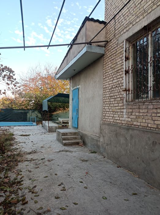 Продается дача   6 сотак не далеко  от Ташкента 40 минут