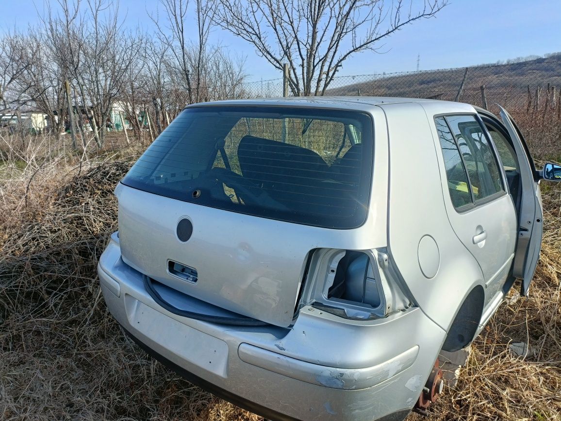 Dezmembrez Volkswagen golf IV