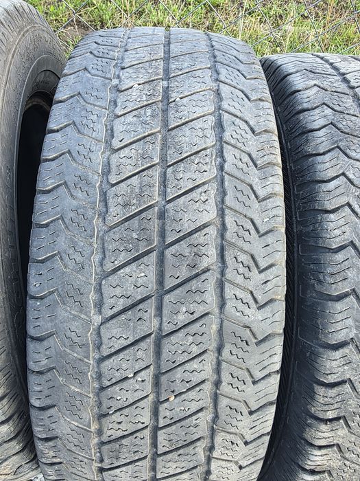 Cauciucuri anvelope 225 65 R 16 C 300 lei toate 4 
Telefon 
0756 sase