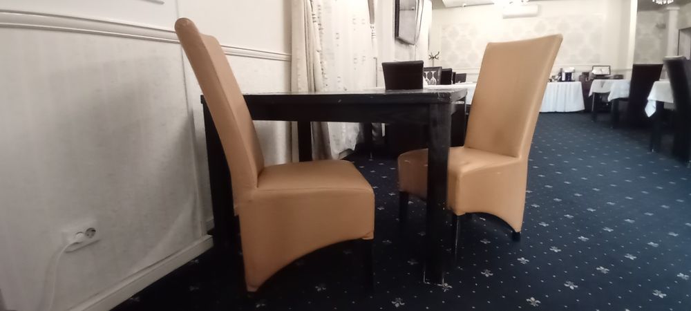 Vând mese, scaune și huse – perfecte pentru evenimente