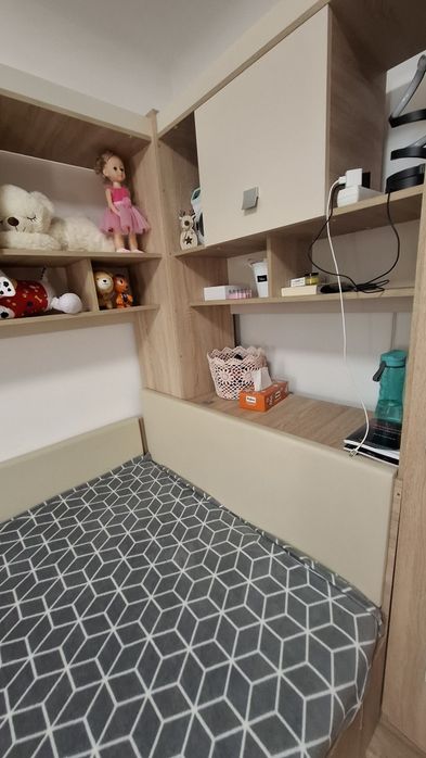 Dormitor copii cu dulapuri si birou