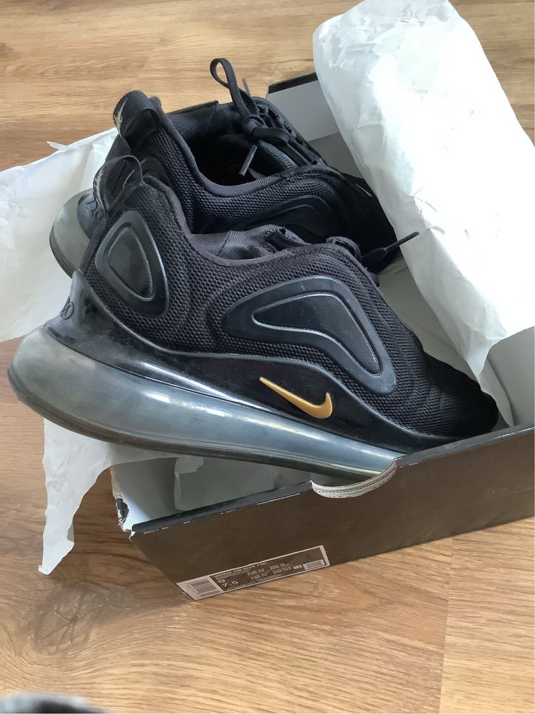 Nike air max 720 черни със златиста запетайка обувки (40.5 номер)
