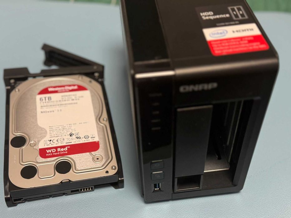 Vand NAS Qnap T-251+, cu 2 HDD WD Red 6GB