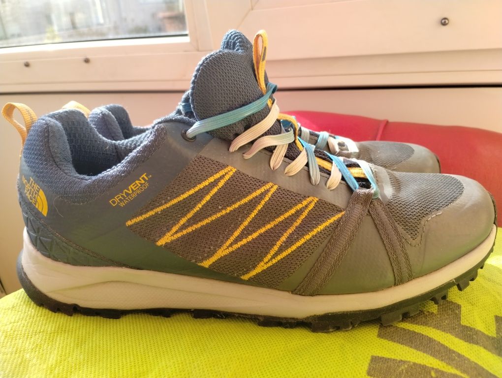 Adidasi trail The North Face