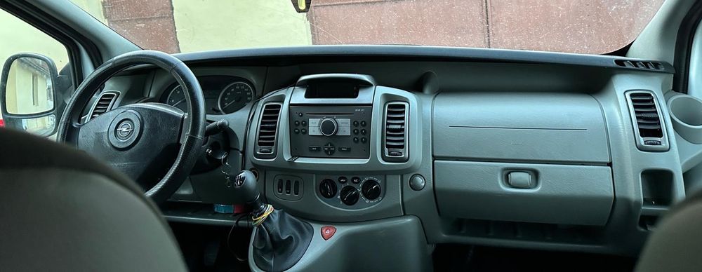Opel Vivaro modelul lung