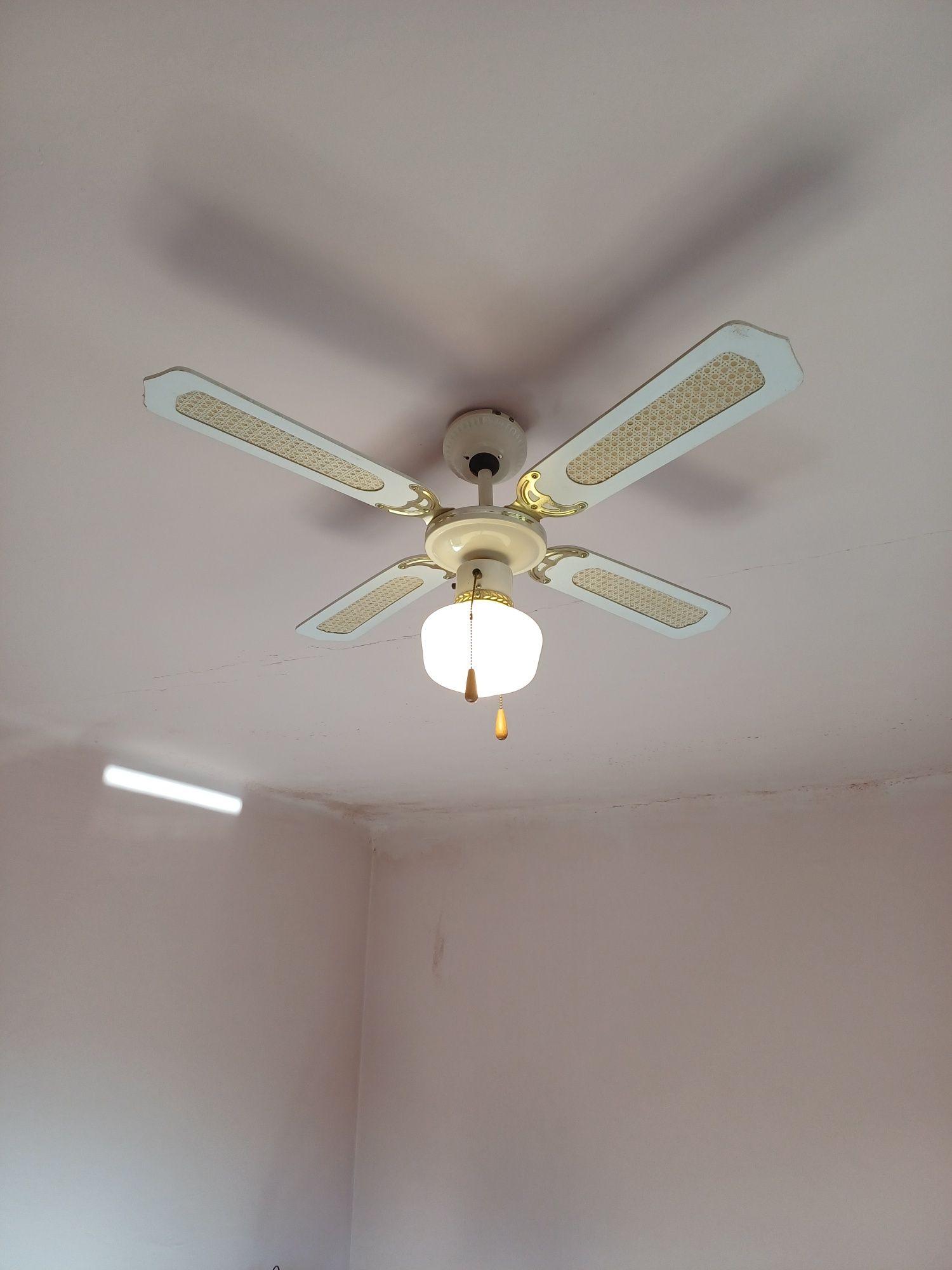Candelabru cu ventilator