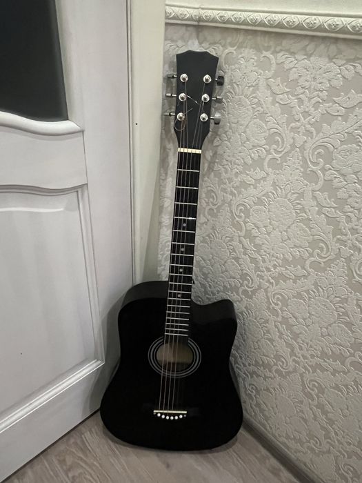 Гитара акустическая ( в хорошем состоянии)