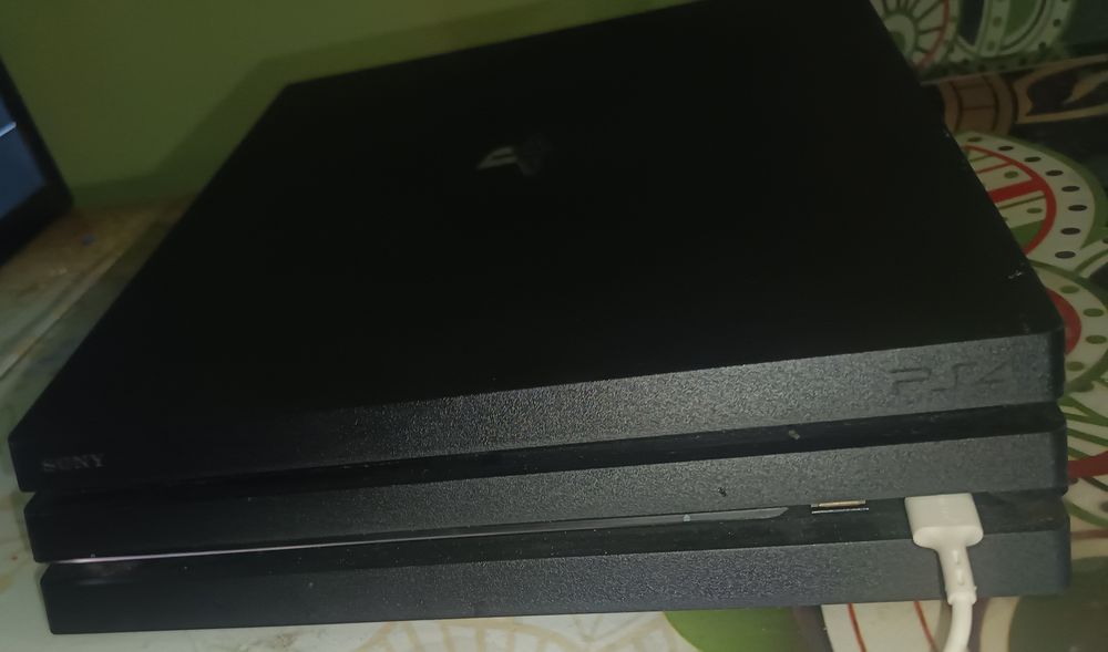 Vand PS 4 pro, motivul vânzări este nefolosirea.