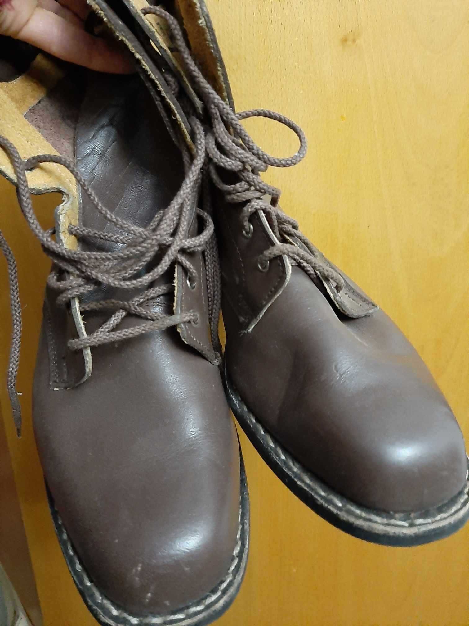 Vand bocanci barbatesti din piele foarte groasa, marime 43-44.