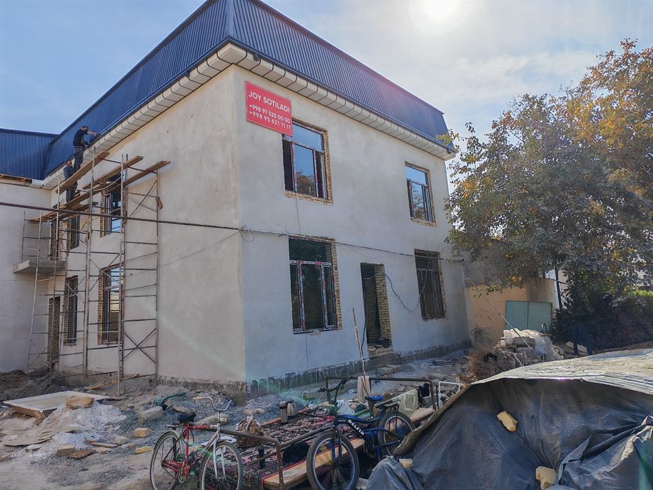 Raysentrda 3 etajli uglavoy hovli joy sotiladi