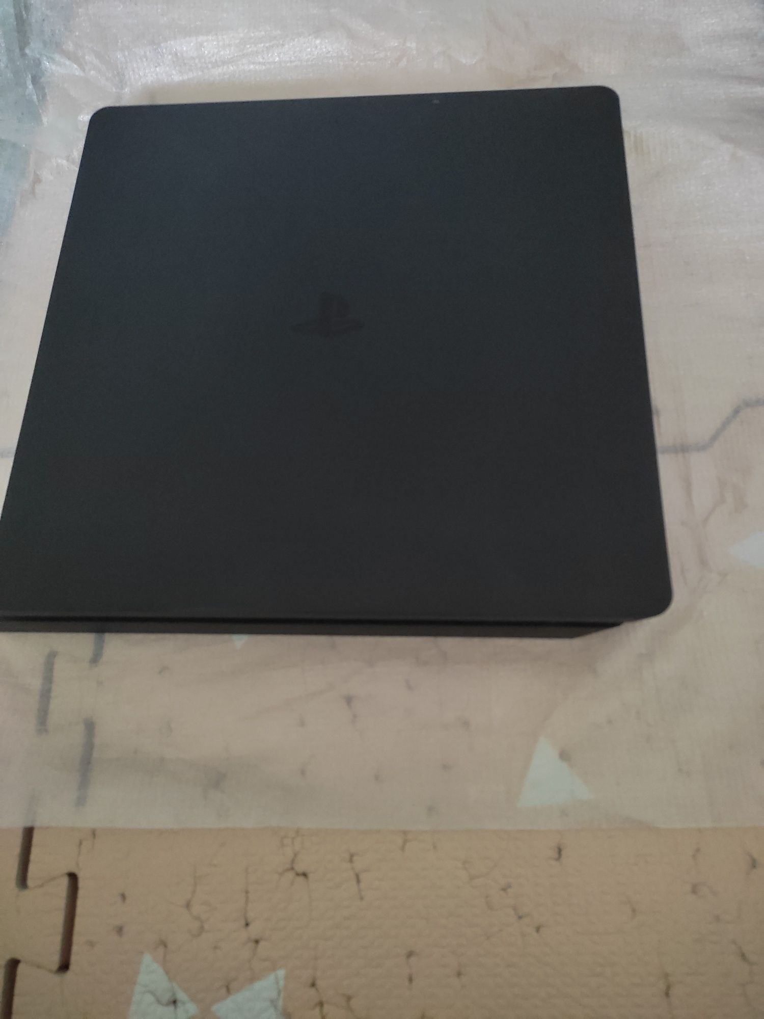 Продавам PS4 с два джойстика и 4 игри