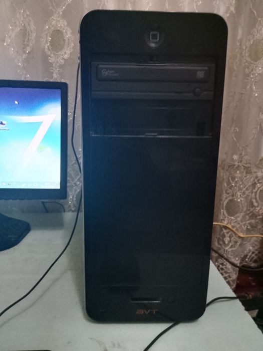 Компьютер с монитором, без клавиатуры и мышки