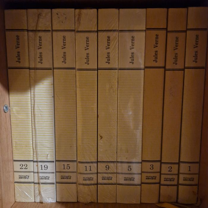 Vând 12 cărți Jules Verne