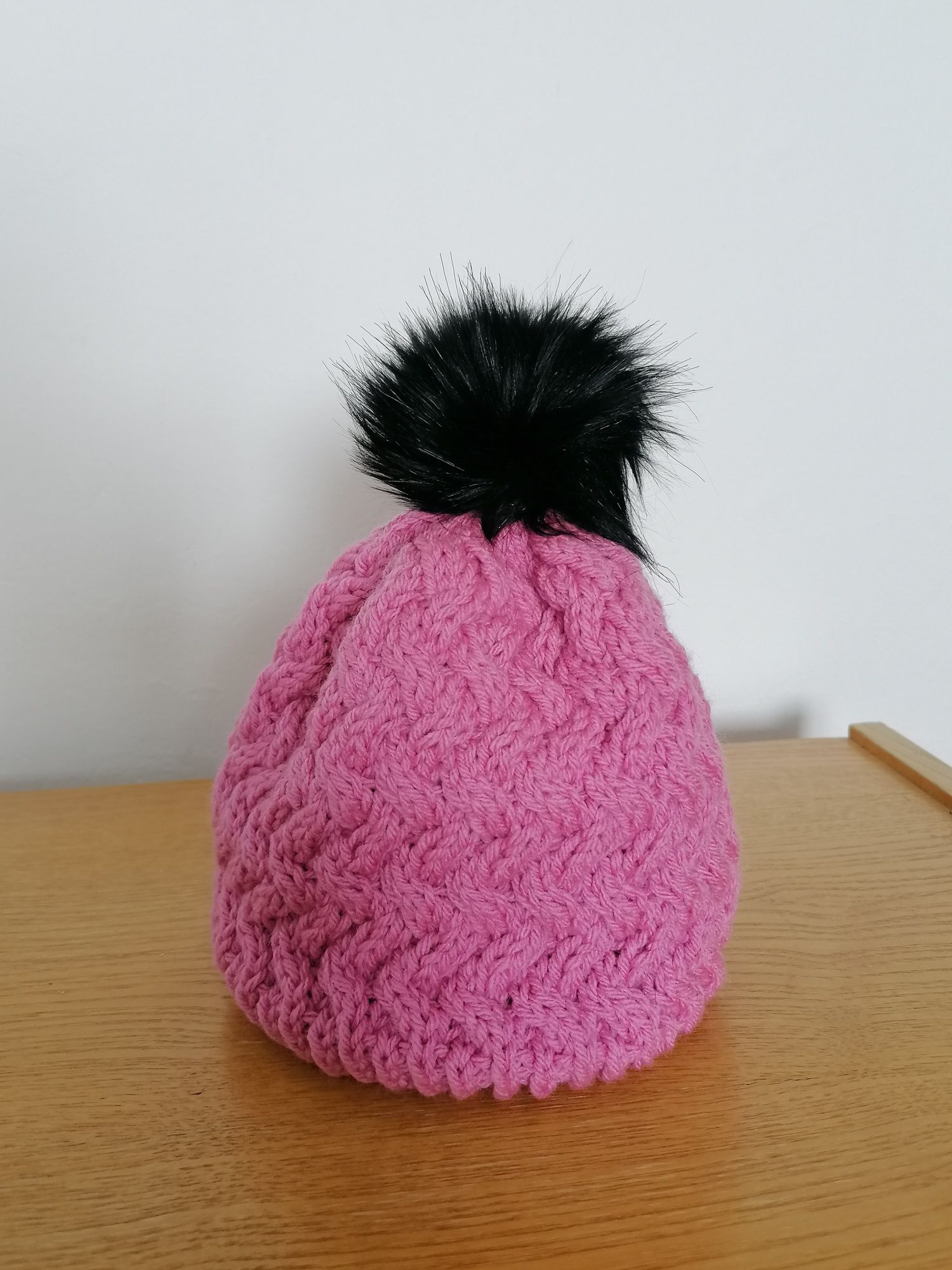 Розова ръчно изработена плетена шапка с черен помпон
