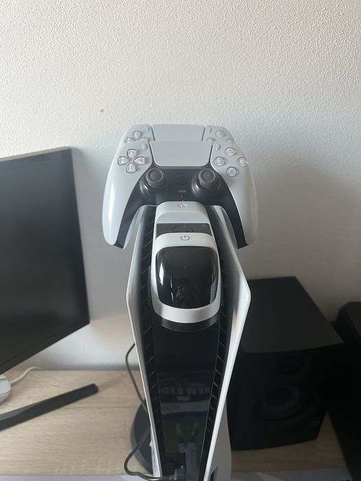 PS5 cu 2 manete si 7 jocuri