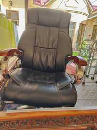 кресло кожанный офисной черного цвета