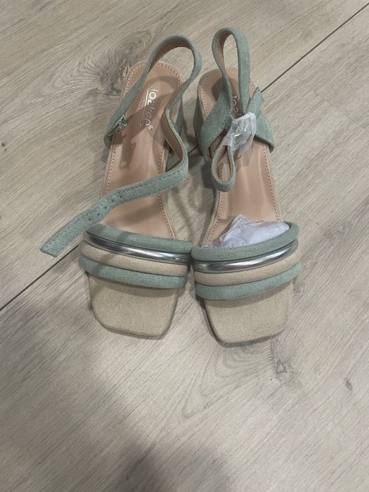 Sandale noi cu toc gros