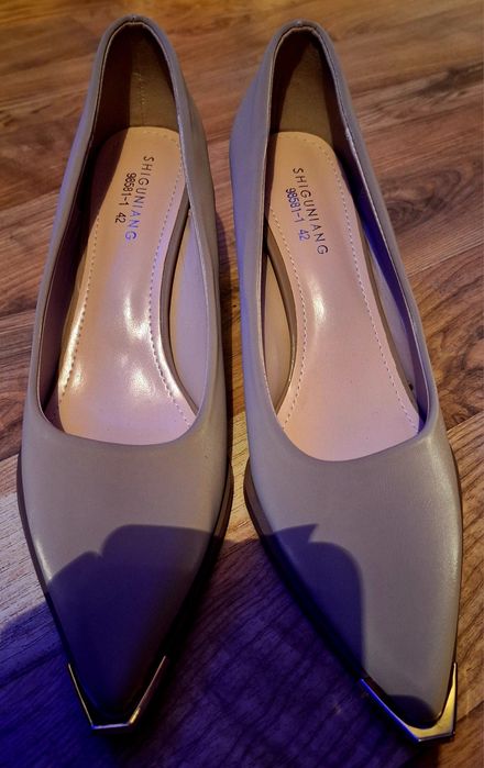 Дамски елегантни обувки на ток 8 см. Бежеви