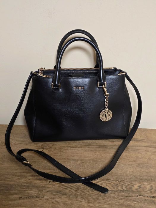 DKNY оригинална дамска чанта от естествена кожа