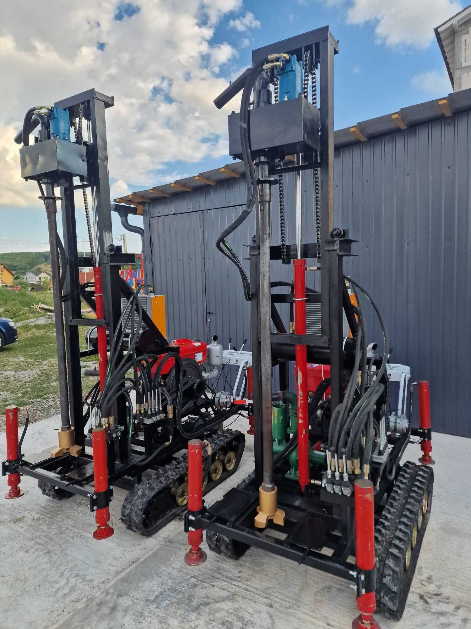 Vând mașină de foraj hidraulică cu accesorii complete,100 m de prajina