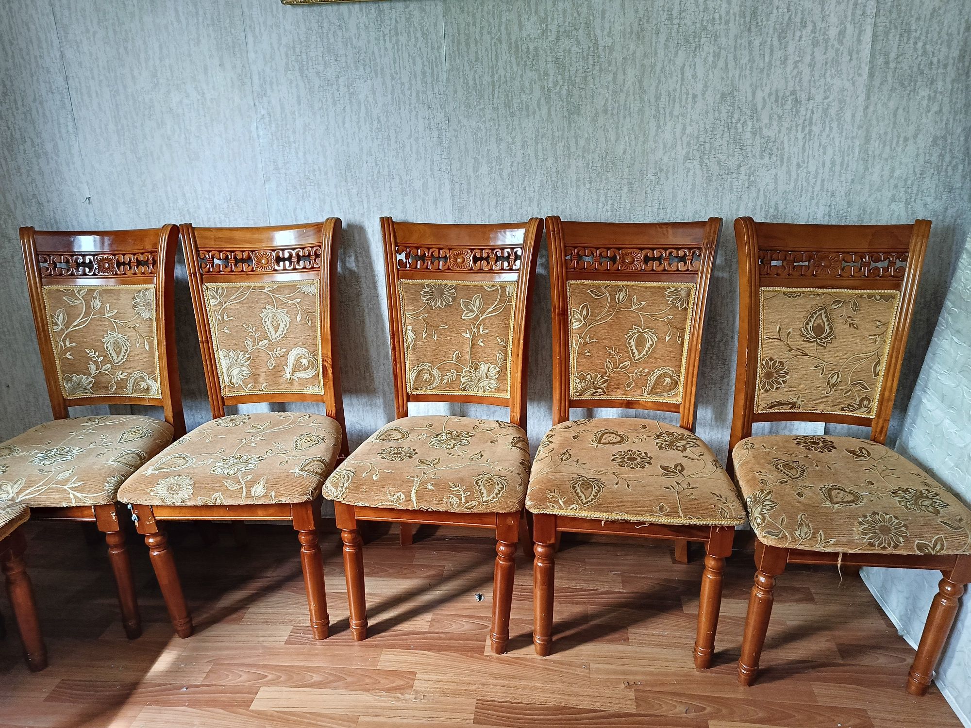 Продается стол для гостинной со стульями