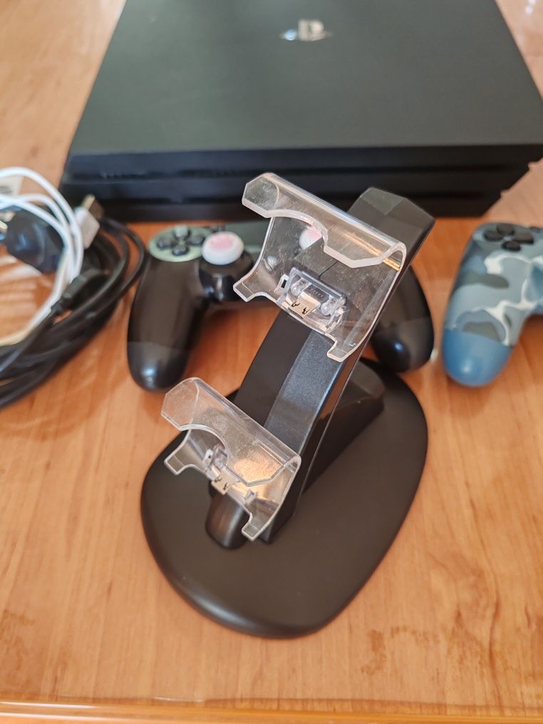 PS 4 PRO 1 TB + зарядна станция, два джойстика и игри