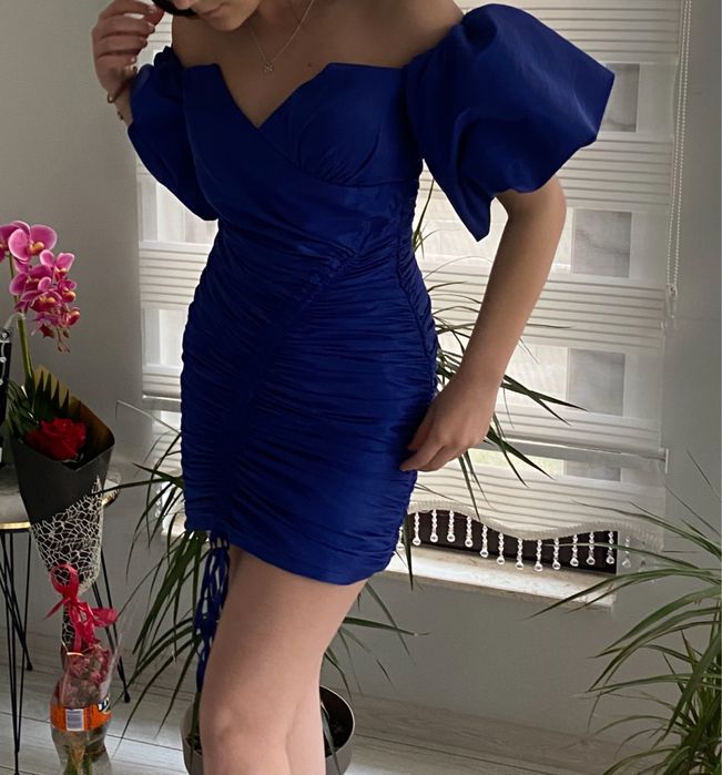 Oфициална рокля в наситен турско син цвят.