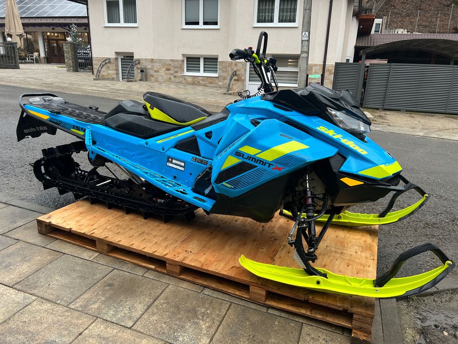 Snowmobil Ski-Doo Summit 850