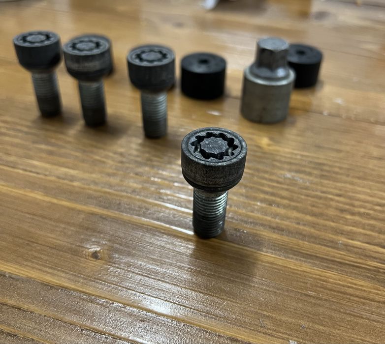 Prezoane antifurt roţi + cheie (compatibile VW Passat B8)